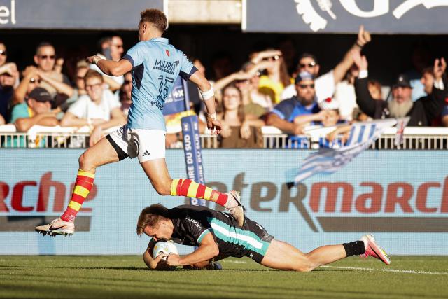 Vannes' French wing Nathanael Hulleu (R) scores a try during the French Top14 rugby union match between USA Perpignan and RC Vannes at the Aime-Giral stadium in Perpignan, south-western France, on October 10, 2026. (Photo by Valentine CHAPUIS / AFP)