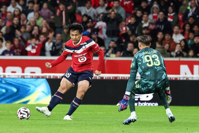 Lille's Japanese forward #18 Ayase Ueda (L) attempts to shoot past Le Havre's French goalkeeper #93 Gauthier Gallon (R) during the French L1 football match between Lille LOSC and Le Havre AC at the Stade Pierre-Mauroy in Villeneuve-d'Ascq, northern France, on October 10, 2026. (Photo by Sameer Al-DOUMY / AFP)