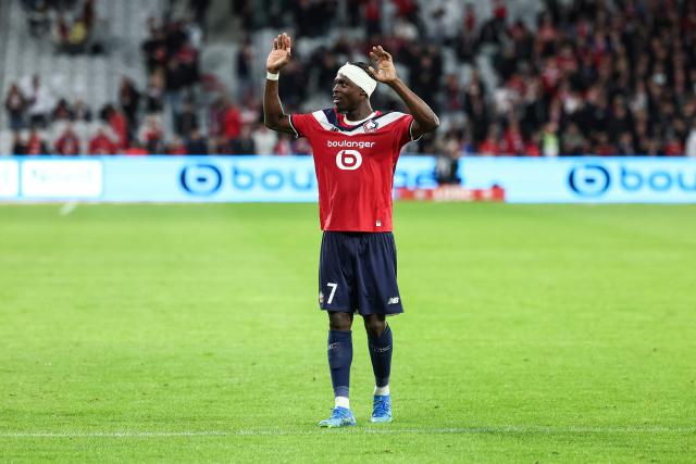 Lille's French midfielder #07 Dilane Bakwa acknowleges the fans at the end of the French L1 football match between Lille LOSC and Le Havre AC at the Stade Pierre-Mauroy in Villeneuve-d'Ascq, northern France, on October 10, 2026. (Photo by Sameer Al-DOUMY / AFP)