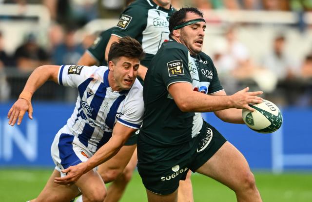 Pau's French prop Alexandre Etchebéhère (R) passes the ball during the French Top 14 rugby union match between Section Paloise (Pau) and Castres Olympique at the Stade du Hameau in Pau, on October 10, 2026. (Photo by Gaizka IROZ / AFP)