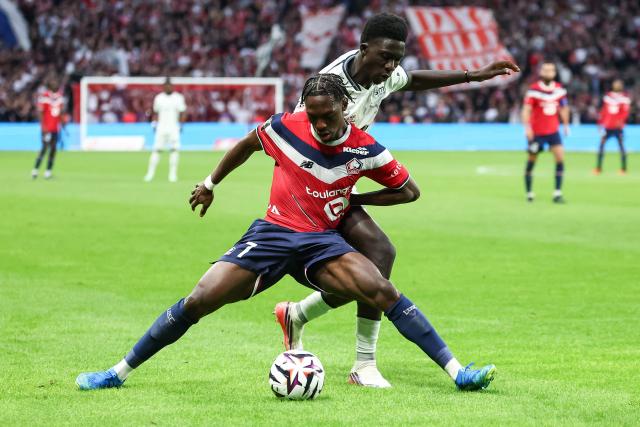 Lille's French midfielder #07 Dilane Bakwa (front) and Le Havre's Senegalese defender #97 Mouhamed Lamine Ndiaye (back) fight for the ball during the French L1 football match between Lille LOSC and Le Havre AC at the Stade Pierre-Mauroy in Villeneuve-d'Ascq, northern France, on October 10, 2026. (Photo by Sameer Al-DOUMY / AFP)