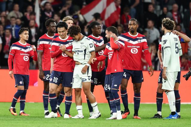 Lille's Japanese forward #18 Ayase Ueda (3L) and Le Havre's Japanese midfielder #17 Kaito Mizuta (4L) shake hands at the end of the French L1 football match between Lille LOSC and Le Havre AC at the Stade Pierre-Mauroy in Villeneuve-d'Ascq, northern France, on October 10, 2026. (Photo by Sameer Al-DOUMY / AFP)