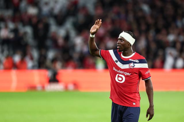 Lille's French midfielder #07 Dilane Bakwa acknowleges the fans at the end of the French L1 football match between Lille LOSC and Le Havre AC at the Stade Pierre-Mauroy in Villeneuve-d'Ascq, northern France, on October 10, 2026. (Photo by Sameer Al-DOUMY / AFP)
