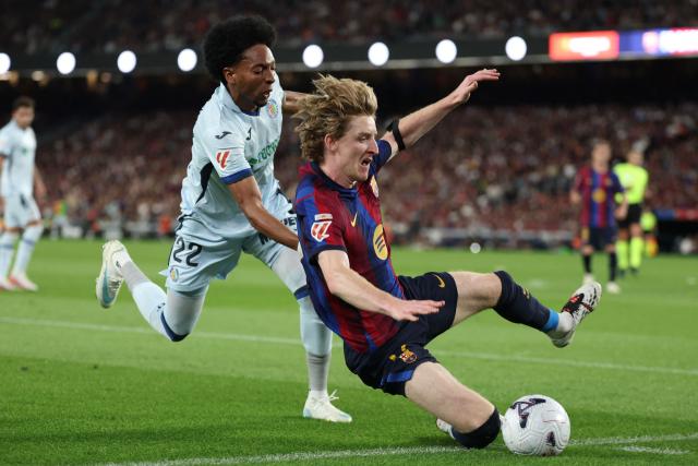Barcelona's English forward #17 Anthony Gordon (R) is challenged by Getafe's Colombian defender #22 Johan Mojica during the Spanish league football match between FC Barcelona and Getafe CF at Camp Nou Stadium in Barcelona on October 10, 2026. (Photo by Lluis GENE / AFP)