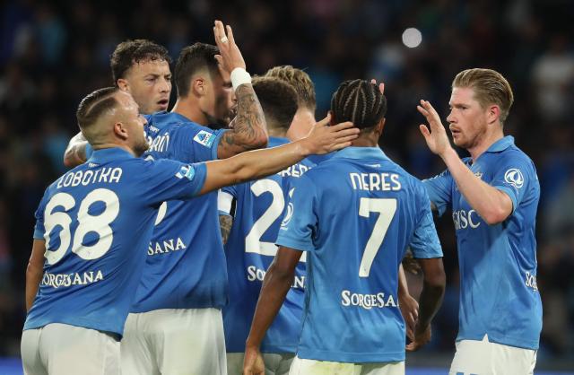 Napoli's Belgian midfielder #11 Kevin De Bruyne (R) celebrates with teammates after scoring a penalty during the Italian Serie A football match between Napoli and Frosinone Calcio at the Diego Armando Maradona Stadium in Naples, on October 10, 2026. (Photo by CARLO HERMANN / AFP)