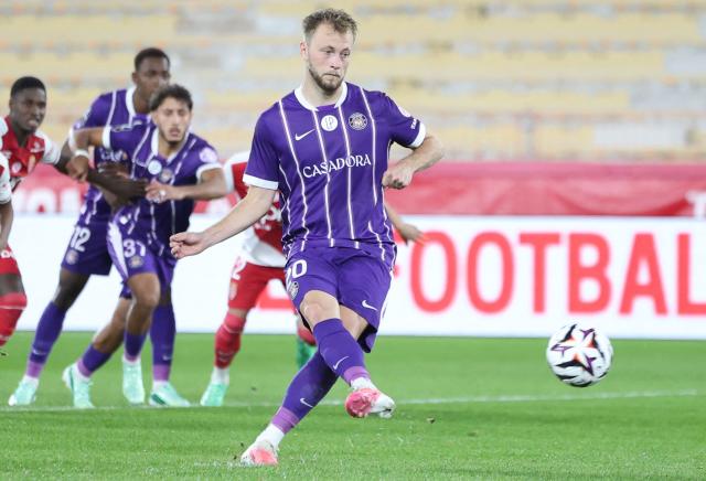 Toulouse's Danish forward #20 Casper Tengstedt (R) takes a penalty kick to scores a goal during the French L1 football match between AS Monaco and Toulouse FC at the Stade Louis II in Monaco on October 10, 2026. (Photo by Valery HACHE / AFP)