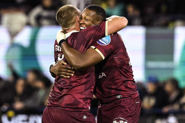 Bordeaux-Bègles' French flanker Cameron Woki (R) celebrates after winning the French Top 14 rugby union match between ASM Clermont and Union Bordeaux-Begles at the Stade Marcel-Michelin in Clermont-Ferrand, on October 10, 2026. (Photo by JEFF PACHOUD / AFP)