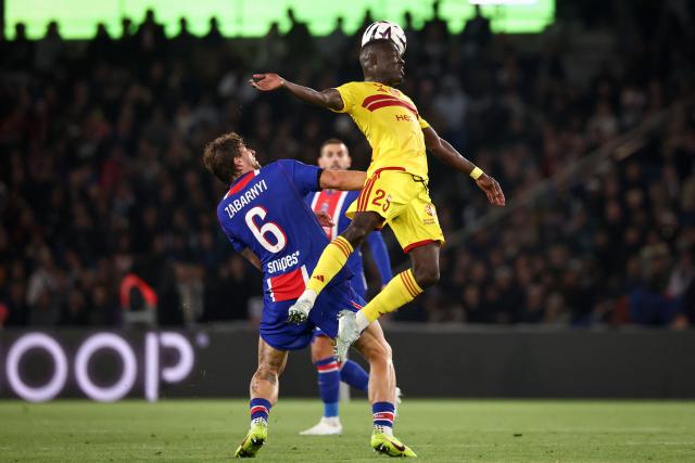 Le Mans' Senegalese forward #25 Dame Gueye (R) heads the ball in front of PSG's Ukrainian defender #06 Illia Zabarnyi (L) during the French L1 football match between Paris Saint-Germain (PSG) and Le Mans FC at the Parc des Princes stadium in Paris on October 10, 2026. (Photo by FRANCK FIFE / AFP)