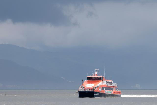 A ferry carrying 80 people evacuated from the community of Yelapa by Mexican Navy personnel arrives at the 12th Naval Zone facilities in Puerto Vallarta, Jalisco state, Mexico, on October 10, 2026, ahead of the potential impact of Hurricane Simon. Hurricane Simon is forecast to rapidly strengthen before striking Mexico's Pacific coast, the US National Hurricane Center said on october 9. (Photo by ULISES RUIZ / AFP)