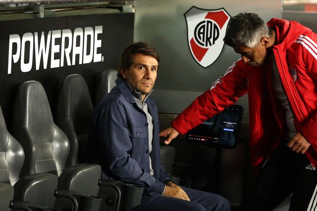 River Plate's head coach Leonardo Ponzio gestures during the Argentine Professional League 2026 Clausura tournament football match between River Plate and Estudiantes de Rio Cuarto at the Mas Monumental stadium in Buenos Aires on October 10, 2026. (Photo by Alejandro PAGNI / AFP)