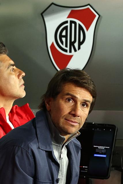 River Plate's head coach Leonardo Ponzio gestures during the Argentine Professional League 2026 Clausura tournament football match between River Plate and Estudiantes de Rio Cuarto at the Mas Monumental stadium in Buenos Aires on October 10, 2026. (Photo by Alejandro PAGNI / AFP)