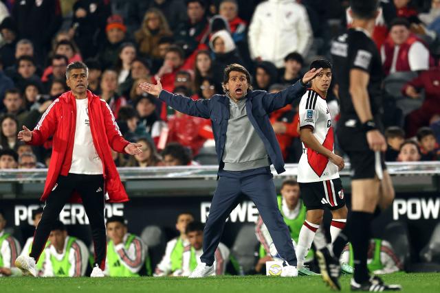 River Plate's head coach Leonardo Ponzio (C) during the Argentine Professional League 2026 Clausura tournament football match between River Plate and Estudiantes de Rio Cuarto at the Mas Monumental stadium in Buenos Aires on October 10, 2026. (Photo by Alejandro PAGNI / AFP)