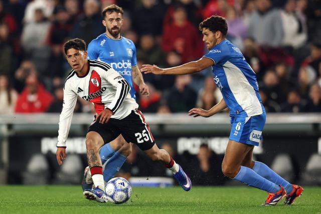 River Plate's midfielder #25 Lautaro Pereyra and Estudiantes de Rio Cuarto's defender #6 Juan Antonini fight for the ball during the Argentine Professional League 2026 Clausura tournament football match between River Plate and Estudiantes de Rio Cuarto at the Mas Monumental stadium in Buenos Aires on October 10, 2026. (Photo by Alejandro PAGNI / AFP)