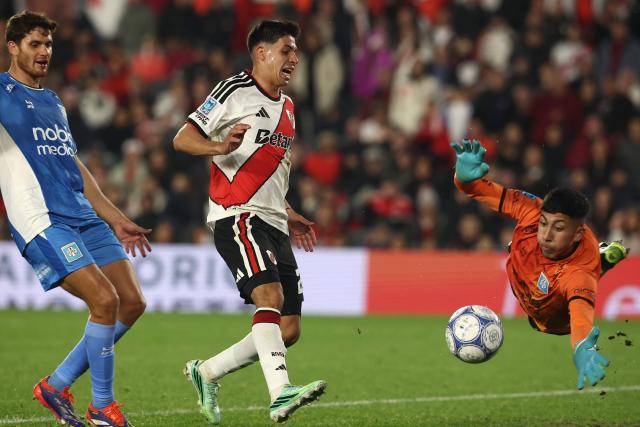 River Plate's midfielder #26 Tomas Galvan and Estudiantes de Rio Cuarto's goalkeeper #38 Lautaro Herrera fight for the ball during the Argentine Professional League 2026 Clausura tournament football match between River Plate and Estudiantes de Rio Cuarto at the Mas Monumental stadium in Buenos Aires on October 10, 2026. (Photo by Alejandro PAGNI / AFP)
