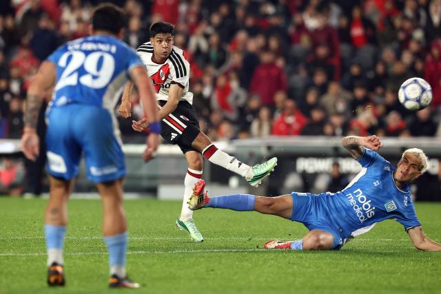 River Plate's midfielder #26 Tomas Galvan (C) shoots during the Argentine Professional League 2026 Clausura tournament football match between River Plate and Estudiantes de Rio Cuarto at the Mas Monumental stadium in Buenos Aires on October 10, 2026. (Photo by Alejandro PAGNI / AFP)