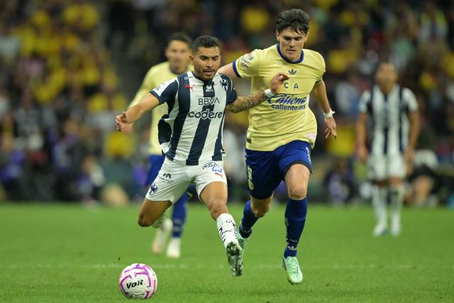 Monterrey's midfielder #25 Orbelin Pineda and America's defender #03 Israel Reyes fight for the ball during the Liga MX Apertura tournament football match between Atlas and Guadalajara at Jalisco stadium in Guadalajara, Mexico, on October 10, 2026. (Photo by CARL DE SOUZA / AFP)