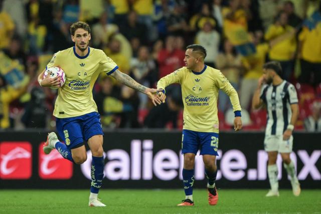 America's defender #14 Santiago Bueno (L) celebrates scoring his team's first goal during the Liga MX Apertura tournament football match between Atlas and Guadalajara at Jalisco stadium in Guadalajara, Mexico, on October 10, 2026. (Photo by CARL DE SOUZA / AFP)