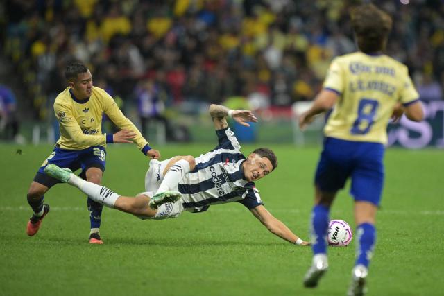 America's midfielder #28 Erick Sanchez and Monterrey's Argentine midfielder #07 Lucas Ocampos fight for the ball during the Liga MX Apertura tournament football match between America and Monterrey at Banorte stedium in Mexico City, on October 10, 2026. (Photo by CARL DE SOUZA / AFP)