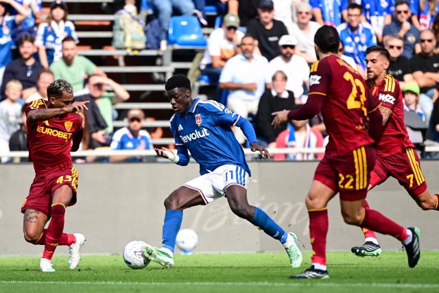 Como’s Senegalese forward #11 Assane Diao (C) fights for the ball with Roma’s Brazilian defender #43 Wesley Franзa (L), Roma’s Spanish defender #22 Mario Hermoso (2ndR) and Roma’s Italian midfielder #7 Lorenzo Pellegrini during the Italian Serie A football match between Como 1907 and AS Roma at the Giuseppe-Sinigaglia Stadium in Como on October 11, 2026. (Photo by Piero CRUCIATTI / AFP)