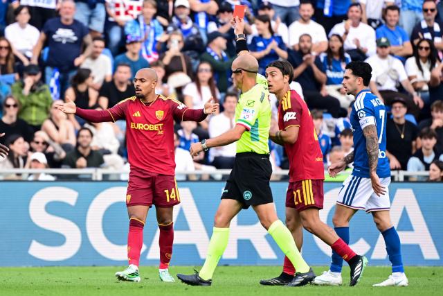 Roma’s Dutch forward #14 Donyell Malen (L) reacts after receiving a red card during the Italian Serie A football match between Como 1907 and AS Roma at the Giuseppe-Sinigaglia Stadium in Como on October 11, 2026. (Photo by Piero CRUCIATTI / AFP)