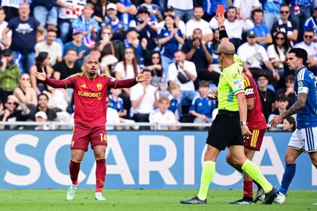 Roma’s Dutch forward #14 Donyell Malen (L) reacts after receiving a red card during the Italian Serie A football match between Como 1907 and AS Roma at the Giuseppe-Sinigaglia Stadium in Como on October 11, 2026. (Photo by Piero CRUCIATTI / AFP)