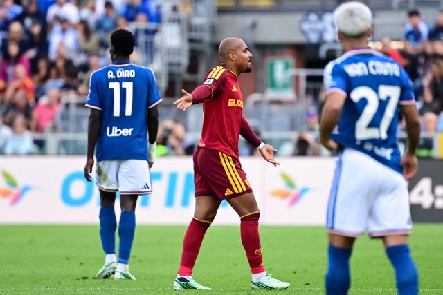 Roma’s Dutch forward #14 Donyell Malen (C) leaves the pitch after receiving a red card during the Italian Serie A football match between Como 1907 and AS Roma at the Giuseppe-Sinigaglia Stadium in Como on October 11, 2026. (Photo by Piero CRUCIATTI / AFP)