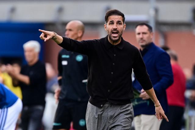 Como's Spanish coach Cesc Fabregas gestures during the Italian Serie A football match between Como and Roma at the Giuseppe Sinigaglia Stadium in Como, northern Italy on October 11, 2026. (Photo by Piero CRUCIATTI / AFP)