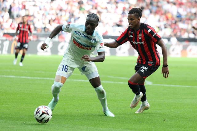 Strasbourg's Swedish defender #16 Genesis Antwi (L) fights for the ball with Nice's Algerian midfielder #06 Hicham Boudaoui (R) during the French L1 football match between OGC Nice and RC Strasbourg Alsace at the Allianz Riviera Stadium in Nice on October 11, 2026. (Photo by Valery HACHE / AFP)