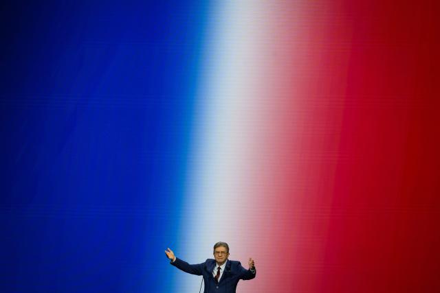TOPSHOT - Leftist party La France Insoumise (LFI) candidate in France's 2027 presidential election Jean-Luc Melenchon delivers a speech during a campaign rally in Cournon-d’Auvergne, central France, on October 11, 2026. (Photo by JEFF PACHOUD / AFP)
