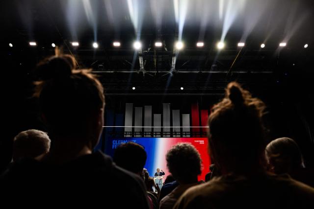 TOPSHOT - Leftist party La France Insoumise (LFI) candidate in France's 2027 presidential election Jean-Luc Melenchon delivers a speech during a campaign rally in Cournon-d’Auvergne, central France, on October 11, 2026. (Photo by JEFF PACHOUD / AFP)