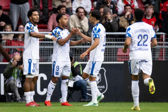 Auxerre's French forward #09 Cameron Archer (2L) celebrates with teammates after scoring Auxerre's first goal during the French L1 football match between Stade Rennais FC and AJ Auxerre at the Roazhon Park Stadium in Rennes, western France on October 11, 2026. (Photo by Guillaume SALIGOT / AFP)