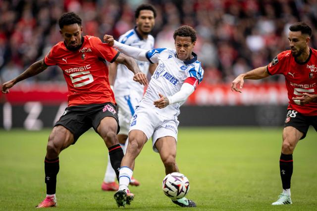 Auxerre's French midfielder #05 Kevin Danois (C) and Rennes' American defender #14 Bryan Reynolds (L) fight for the ball the French L1 football match between Stade Rennais FC and AJ Auxerre at the Roazhon Park Stadium in Rennes, western France on October 11, 2026. (Photo by Guillaume SALIGOT / AFP)