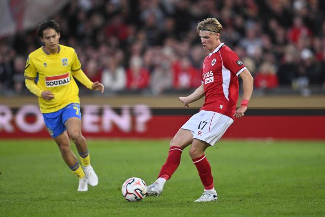 Antwerp's Belgian defender #17 Semm Renders (C) passes the ball during the Belgian Pro League football match between KVC Westerlo and Royal Antwerp FC on matchday 8 at the Het Kuipje stadium in Westerlo on October 11, 2026. (Photo by Johan Eyckens / Belga / AFP) / Belgium OUT
