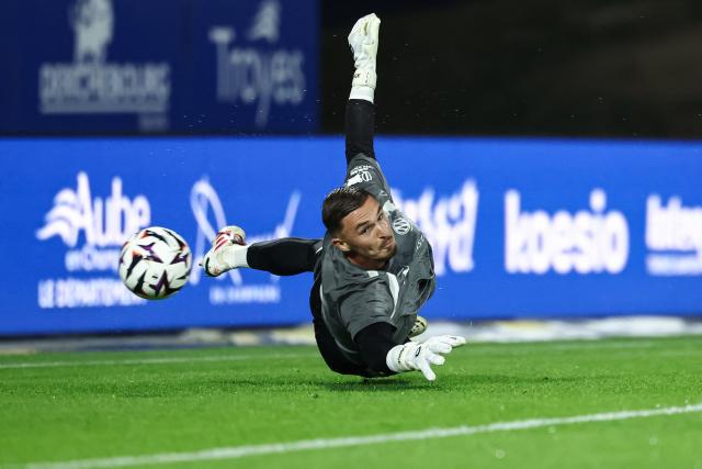 Marseille's Dutch goalkeeper #01 Jeffrey de Lange warms up ahead of the French L1 football match between ES Troyes AC and Olympique de Marseille (OM) at the Stade de l'Aube in Troyes, central France, on October 11, 2026. (Photo by Sameer Al-DOUMY / AFP)