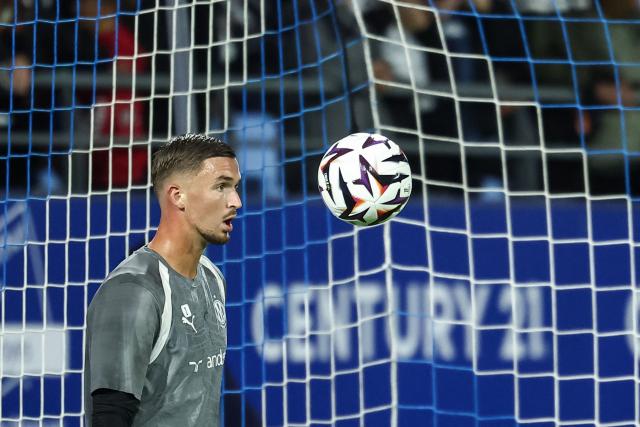 Marseille's Dutch goalkeeper #01 Jeffrey de Lange warms up ahead of the French L1 football match between ES Troyes AC and Olympique de Marseille (OM) at the Stade de l'Aube in Troyes, central France, on October 11, 2026. (Photo by Sameer Al-DOUMY / AFP)