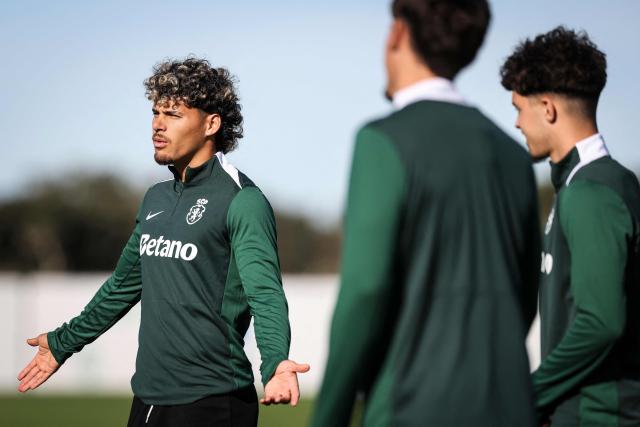 Sporting’s Uruguayan defender #20 Maxi Araujo (L) attends a training session on the eve of the UEFA Champions League football match between Lens FC and Sporting CP on October 12, 2026. (Photo by PATRICIA DE MELO MOREIRA / AFP)