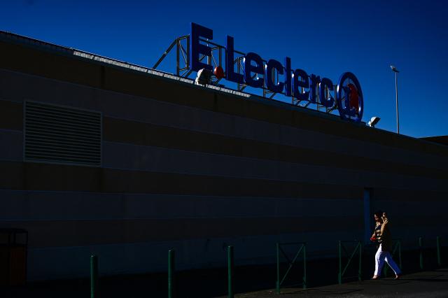 (FILES) This photograph shows the logo of French supermarket Leclerc on a company store in Beziers, southern France, on Mars 30, 2025. Major French supermarket chains Intermarche and Cooperative U were hit by a cyberattack that caused their refrigerators to defrost, the two retailers told AFP on October 12, 2026. Some 150-200 Intermarche shops were targeted, along with almost 100 Cooperative U outlets, in the attack, they said. BFM TV said France's largest supermarket chain E. Leclerc was also affected, with hackers "managing to remotely trigger the forced defrosting of the refrigeration systems in numerous stores". Contacted by AFP, E. Leclerc did not immediately confirm the information. (Photo by GABRIEL BOUYS / AFP)