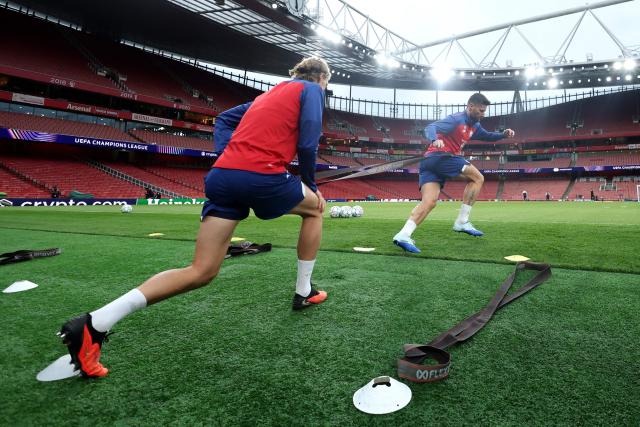 Lille's French striker #09 Olivier Giroud (R) attends a team training session at the Emirates stadium in London, on October 12, 2026, on the eve of their UEFA Champions League football match against Arsenal. (Photo by Adrian DENNIS / AFP)