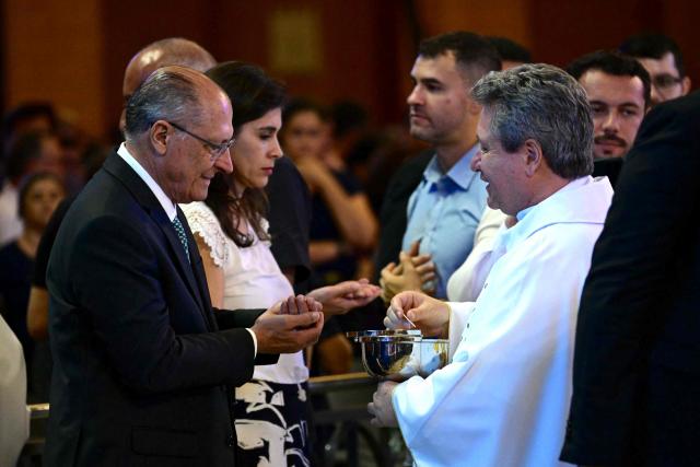 Brazil's Vice President Geraldo Alckmin receives communion during a mass marking the celebration of Brazil's patron saint, Our Lady of Aparecida, at the National Shrine of Our Lady of Aparecida in Aparecida, Sao Paulo state, Brazil, on October 12, 2026. (Photo by Pablo PORCIUNCULA / AFP)
