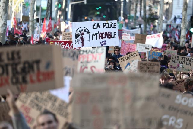 A protester holds a placard which reads as 'The Police overhelm me' during a demonstration of high-school students in Marseille, southern France on October 13, 2026, as part of a nationwide high school mobilisation over learning conditions. France sees nationwide demonstrations on October 13 in support of students protesting poor classroom conditions for weeks, as authorities and participants remain wary of further violence. (Photo by Thibaud MORITZ / AFP)