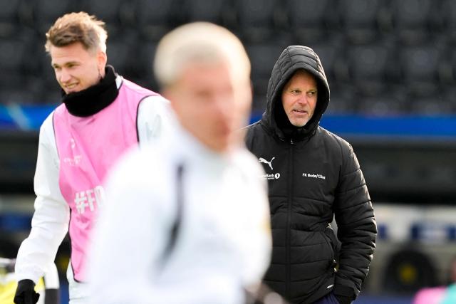Bodo/Glimt's Norwegian coach Kjetil Knutsen (R) attends a training session on October 13, 2026 at the Aspmyra stadium in Bodo, Norway, on the eve of the UEFA Champions League football match between Bodø/Glimt (NOR) and Borussia Dortmund (GER). (Photo by Terje Pedersen / NTB / AFP) / Norway OUT