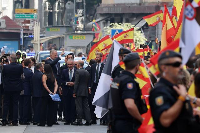 Spain's King Felipe VI (L) waves upon his arrival in the Spanish North African enclave of Ceuta, on October 13, 2026. Spain's King Felipe VI and Queen Letizia make a diplomatically sensitive visit to Ceuta today in support of a city mired in crisis since July's migrant rush from Morocco. Their trip will mark the first royal visit since 2007 when a diplomatic crisis erupted with neighbouring Morocco, which claims sovereignty over Ceuta and Spain's other North African territory of Melilla. (Photo by Thomas COEX / AFP)