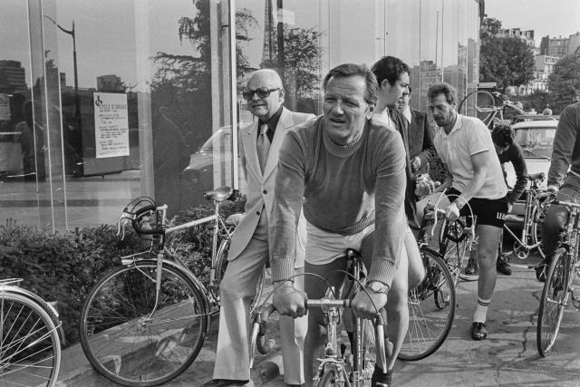 French Minister of Sports Pierre Mazeaud (C) attends the National Cycling Day, on May 30, 1976, in front of the Maison de la Radio, in Paris. (Photo by Pierre GUILLAUD / AFP)