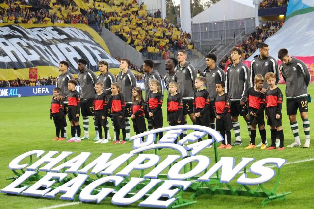 Sporting's team players line up before the UEFA Champions League, league phase matchday 2, football match between RC Lens and Sporting CP at the Stade Bollaert-Delelis in Lens, northern France, on October 13, 2026. (Photo by Francois LO PRESTI / AFP)
