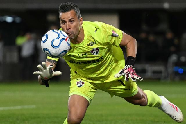 (FILES) Fluminense's goalkeeper #01 Fabio dives for the ball during the Copa Libertadores quarter-final second leg football match between Argentina's Platense and Brazil's Fluminense at the Ciudad de Vicente Lopez stadium in Vicente Lopez, Buenos Aires province, Argentina on September 15, 2026. Fluminense will face Palmeiras on October 14, 2026 for the Libertadores semi-final first leg match. (Photo by Luis ROBAYO / AFP)