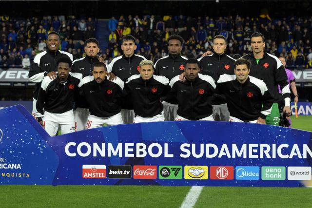 Vasco da Gama players pose for a team photo ahead of the Copa Sudamericana semifinal first leg football match between Argentina's Boca Juniors and Brazil's Vasco da Gama at the Bombonera stadium in Buenos Aires on October 13, 2026. (Photo by JUAN MABROMATA / AFP)