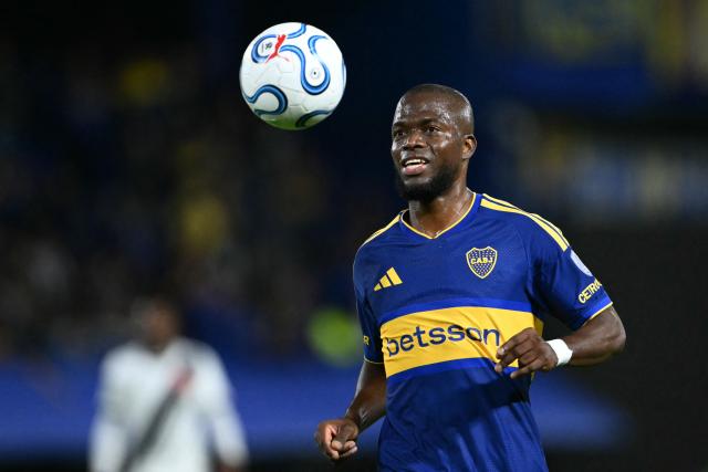 Boca Juniors' Ecuadorian forward #30 Enner Valencia looks at the ball during the Copa Sudamericana semifinal first leg football match between Argentina's Boca Juniors and Brazil's Vasco da Gama at the Bombonera stadium in Buenos Aires on October 13, 2026. (Photo by Luis ROBAYO / AFP)