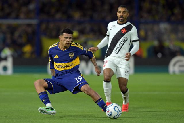 Boca Juniors' forward #19 Leonel Flores and Vasco da Gama's defender #96 Paulo Henrique fight for the ball during the Copa Sudamericana semifinal first leg football match between Argentina's Boca Juniors and Brazil's Vasco da Gama at the Bombonera stadium in Buenos Aires on October 13, 2026. (Photo by JUAN MABROMATA / AFP)