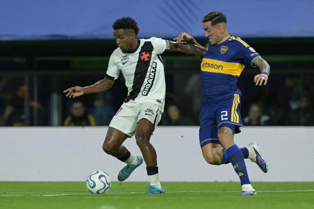 Vasco da Gama's midfielder #23 Thiago Mendes (L) and Boca Juniors' defender #02 Lautaro Di Lollo fight for the ball during the Copa Sudamericana semifinal first leg football match between Argentina's Boca Juniors and Brazil's Vasco da Gama at the Bombonera stadium in Buenos Aires on October 13, 2026. (Photo by JUAN MABROMATA / AFP)
