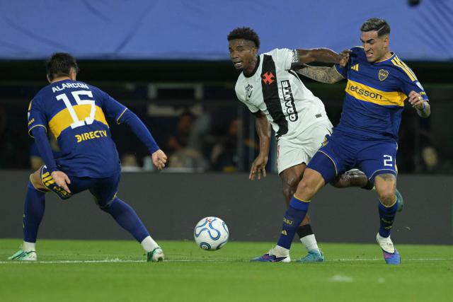 Vasco da Gama's midfielder #23 Thiago Mendes (C) and Boca Juniors' defender #02 Lautaro Di Lollo fight for the ball during the Copa Sudamericana semifinal first leg football match between Argentina's Boca Juniors and Brazil's Vasco da Gama at the Bombonera stadium in Buenos Aires on October 13, 2026. (Photo by JUAN MABROMATA / AFP)